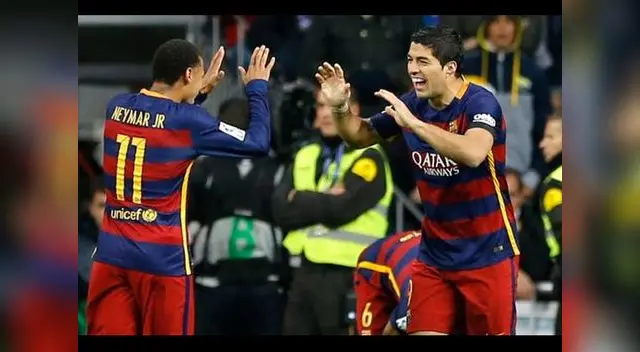 Los autores de los goles celebran el triunfo, Neymar y Luis Suárez 