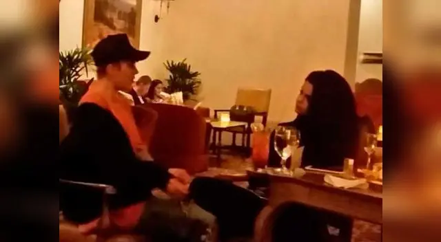 Justin Bieber y Selena Gómez en restaurante.