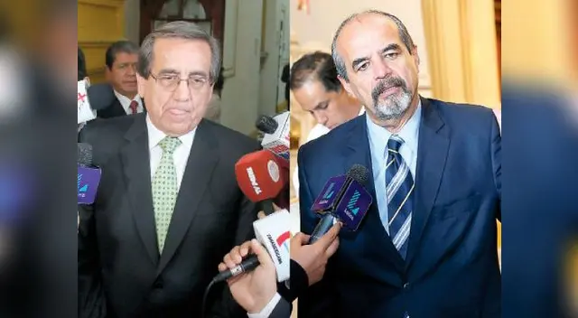 Del castillo desmintió acusaciones de Mulder mostrando documentos de plan de gobierno aprista