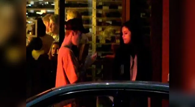 Selena Gómez y Justin Bieber en las calles de Beverly Hills.