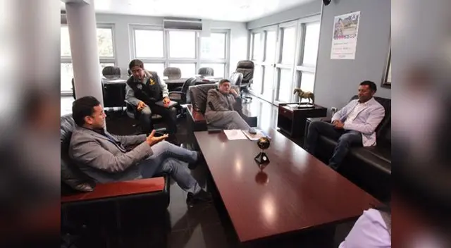 Futbolista se reunió miembros del partido. Futbolista se reunió miembros del partido.