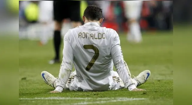 Los hinchas no evitaron burlarse por su graciosa caída. Los hinchas no evitaron burlarse por su graciosa caída.