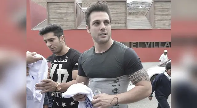 Le da su apoyo a bebé.