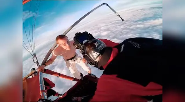 Sus asistentes lo siguieron y grabaron todo el hecho. Sus asistentes lo siguieron y grabaron todo el hecho.