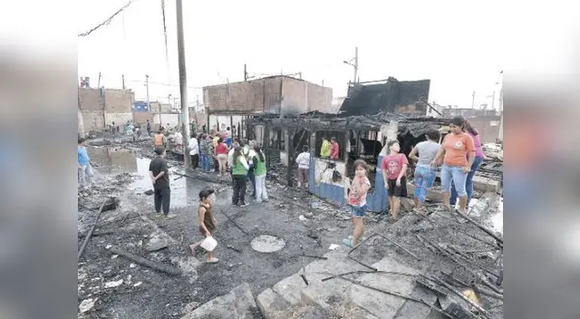 Afectados esperan la presencia de los agentes de seguridad del estado para que inspeccionen los escombros.