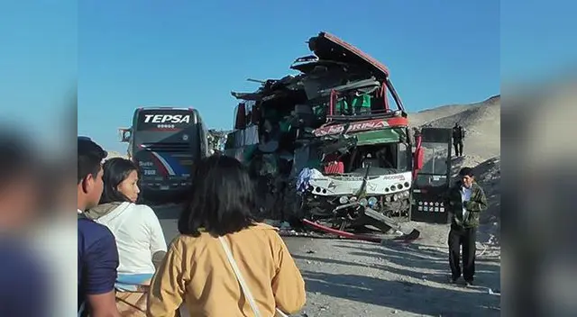 Policía de carreteras y bomberos tuvieron ardua labor en la madrugada para rescatar a los sobrevivientes