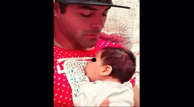 Sebastián Lizarzaburu cuida así a su hija Maia. Sebastián Lizarzaburu cuida así a su hija Maia.