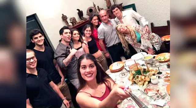 Sheyla compartió cena de acción de gracias con parientes de Patricio