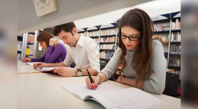 Empieza a decidir tu futuro desde ya. Piensa y elige bien. Empieza a decidir tu futuro desde ya. Piensa y elige bien.