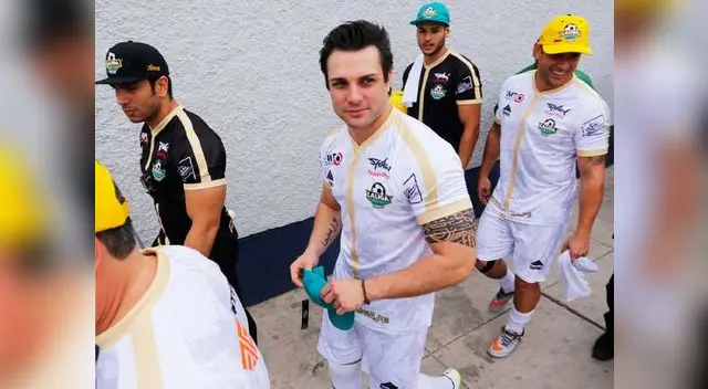 Nicola Porcella fue a jugar 'pichanga' con sus amigos.