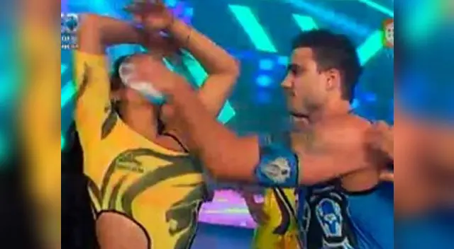 Le volteó la cara. Le volteó la cara.