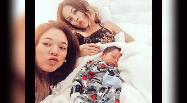 Ex vengadoras posan emocionadas.