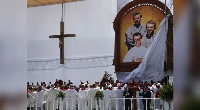 Miles de personas presenciaron la ceremonia de beatificación de los tres sacerdotes europeos.