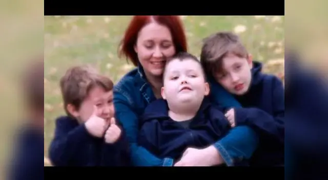 Niño con enfermedad terminal junto a su familia. Niño con enfermedad terminal junto a su familia.