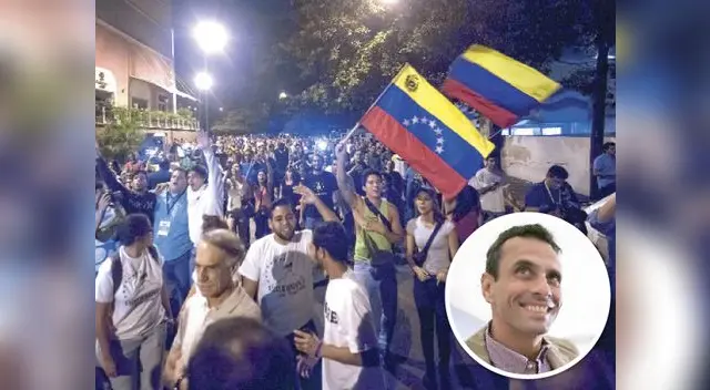 Celebraciones se prolongaron hasta la madrugada mientras líderes se pronunciaron. Celebraciones se prolongaron hasta la madrugada mientras líderes se pronunciaron.