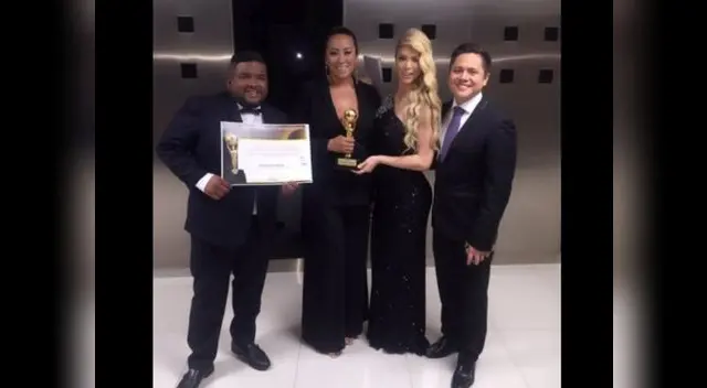 Los conductores del programa celebraron así la premiación. 