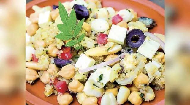 Para sacarle todo el jugo a los limones, hazlos rodar con tu mano con fuerza sobre una superficie dura durante un minuto.