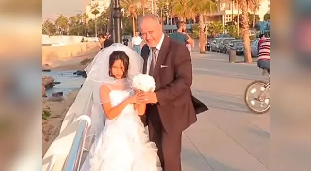 Anciano y niña de 12 años de edad en plena sesión de fotos. 