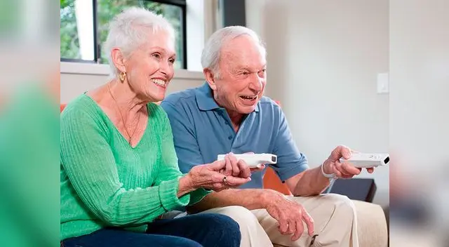 d Sus síntomas son rigidez, lentitud al caminar y temblor asimétrico en el cuerpo.