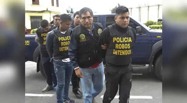 Detenidos son trasladados a la Dinincri tras el frustrado asalto a una comerciante avícola. Detenidos son trasladados a la Dinincri tras el frustrado asalto a una comerciante avícola.