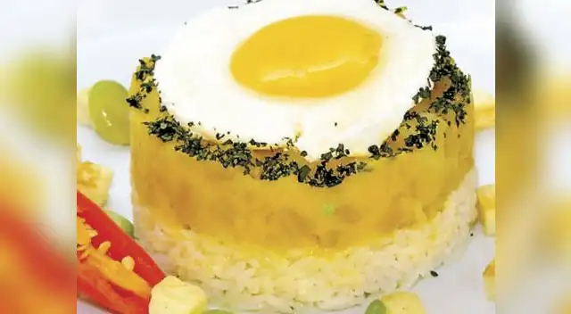 Servir el locro de zapallo, acompañar con arroz graneado y huevo frito.