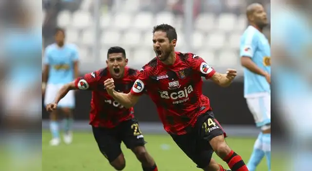 El dominó se puso en ventaja, luego los celestes dieron vuelta la cuenta, pero la visita igualó y así acabó. 