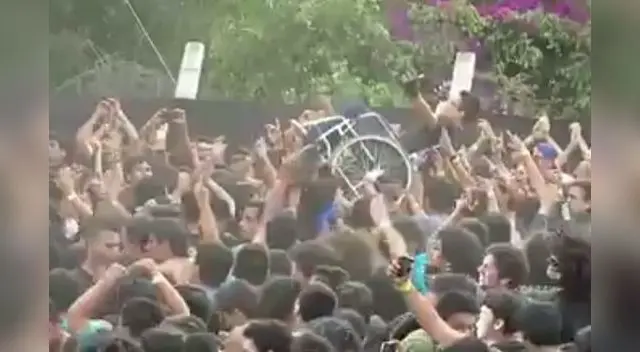 Fanático durante la presentación de 'Cuchillazo' en el festival. Fanático durante la presentación de 'Cuchillazo' en el festival.