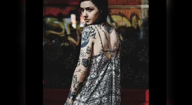 Para la joven su origen radica en otro planeta. Para la joven su origen radica en otro planeta.