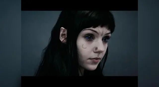 Para la joven su origen radica en otro planeta. Para la joven su origen radica en otro planeta.