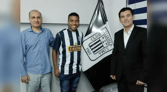 El jugador posa con la camiseta blanquiazul El jugador posa con la camiseta blanquiazul