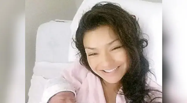 Posa orgullosa con su bebé. Posa orgullosa con su bebé.