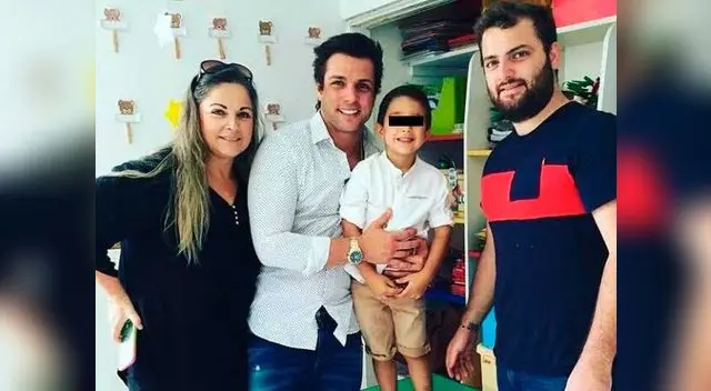 Nicola, su madre y hermano junto a su pequeño.