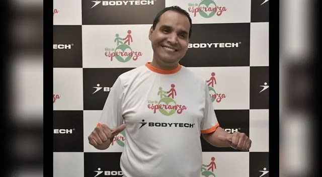 Se solidariza con colega. 