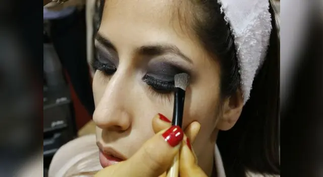 Emplea sombras de colores oscuros para profundizar la mirada. Emplea sombras de colores oscuros para profundizar la mirada.