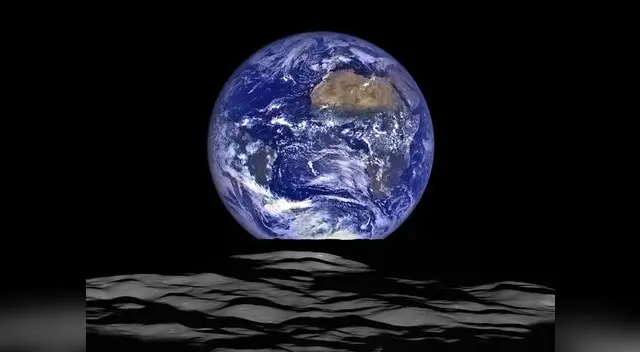 La Tierra vista desde un cráter de la Luna. La Tierra vista desde un cráter de la Luna.