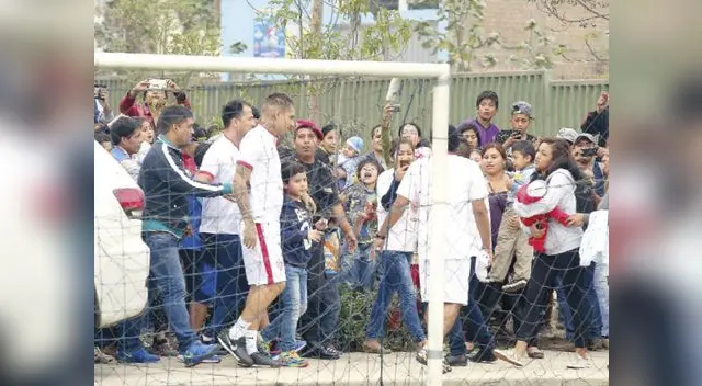 El delantero fue recibido con algarabía por chicos y grandes. El delantero fue recibido con algarabía por chicos y grandes.