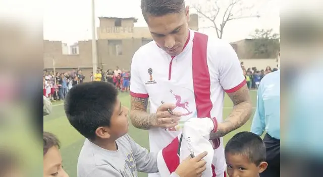 Paolo Guerrero dio alegría a niños. Paolo Guerrero dio alegría a niños.
