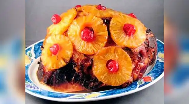 Un delicioso jamón de cerdo glaseado.