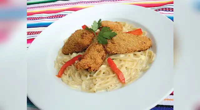 El secreto del chef: Mezclar los fideos con la salsa blanca  y poner los trozos de cuy encima.