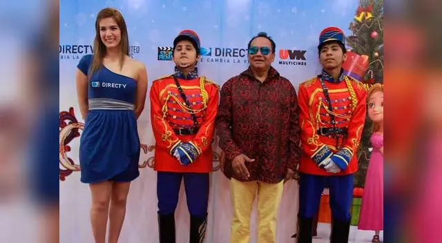 Melcochita con los personajes del filme.