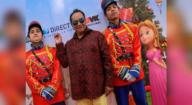 Melcochita con los personajes del filme.