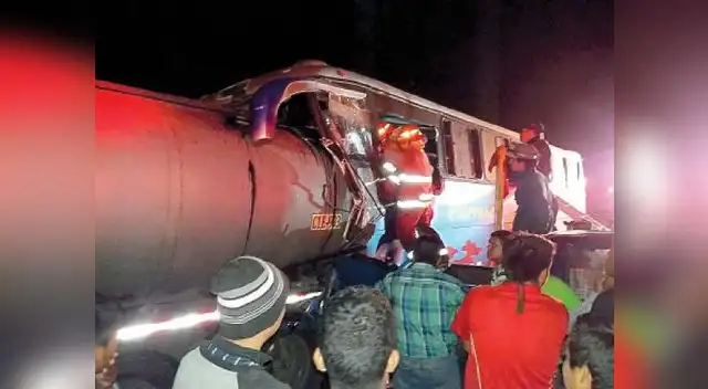 Bomberos trabajaron arduamente para rescatar a heridos.