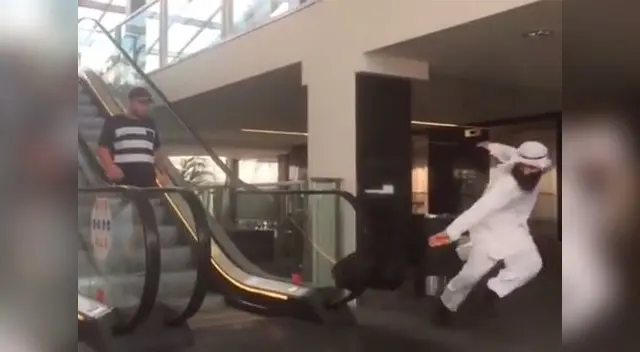 El supuesto musulmán asusta a sus víctimas con una mochila negra.