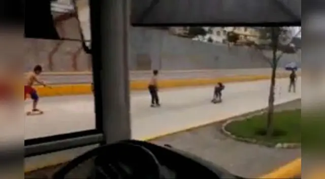 Los jóvenes patinaban como si se tratase de una pista deportiva. 