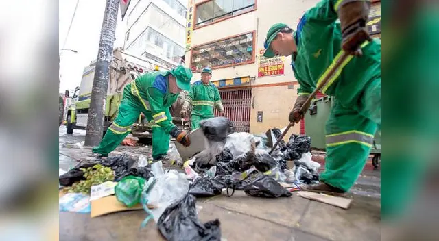 Obreros tuvieron una ardua labor de limpieza en toda la ciudad Obreros tuvieron una ardua labor de limpieza en toda la ciudad