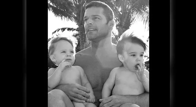 Cantante juntos a sus gemelos cuando tenían un año.