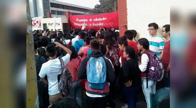 Estudiantes piden salida de Cotillo