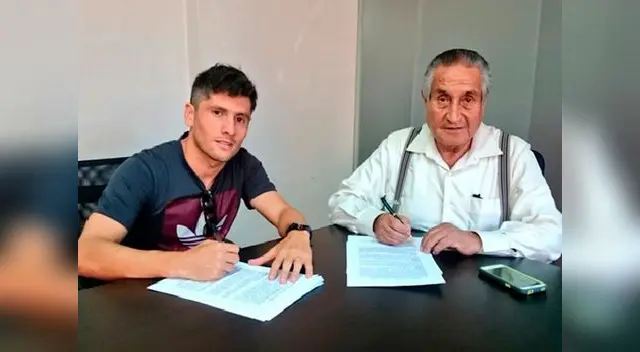 El argentino firmó su contrato en las instalaciones cremas. El argentino firmó su contrato en las instalaciones cremas.