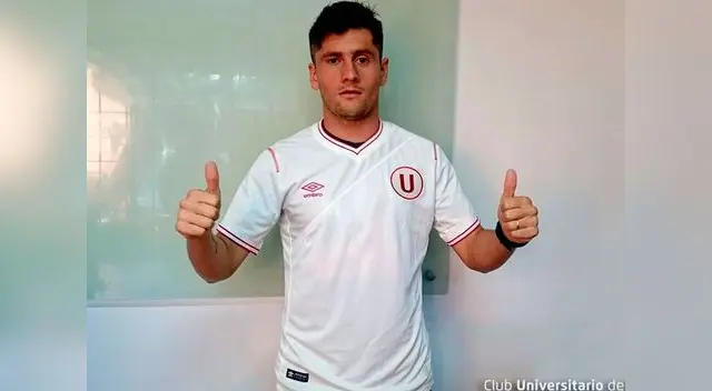 El jugador posó con la camiseta crema. El jugador posó con la camiseta crema.