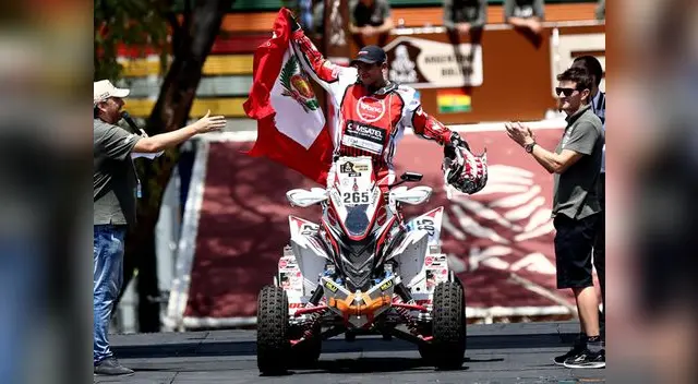 Hernández con la bandera que rojiblanca que dejó en alto. Hernández con la bandera que rojiblanca que dejó en alto.